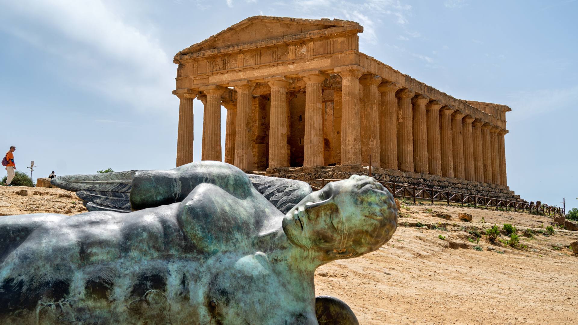 Concordia-Tempel, im Vordergrund der abgestürzte Ikarus aus der griechischen Mythologie